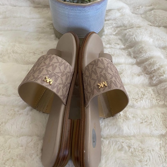 ‼️Flash SALE‼️✨🆕✨Brand New Michael Kors Sandals - Picture 4 of 5